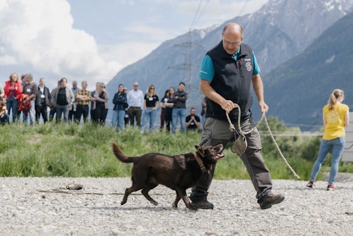 Leopold Slotta-Bachmayr vom Verein Naturschutzhunde demonstrierte
im Rahmen einer Exkursion die wertvollen Dienste von Spürhunden
abseits von Polizeiarbeit. Speziell trainiert, können diese etwa
eingesetzt werden, um bei der Kartierung von Trassen Fledermäuse
aufzuspüren.