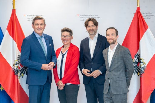 V.l.n.r.: Bundesminister KommR Peter Hanke, Martina Hubert
(Director Marketing & Sales), Michael Plankensteiner (CEO) und
Adrien Legriffon (Product Manager) beim Besuch im Bundesministerium
für Innovation, Mobilität und Infrastruktur, Wien, 1. Juni 2026.