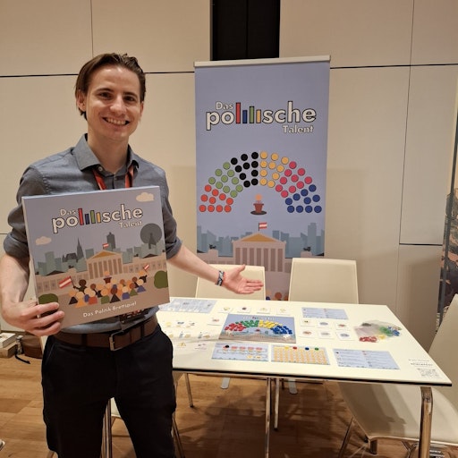 Spiele-Autor von "Das politische Talent" Lukas Bloemberg beim
Spielefest Wien 2025