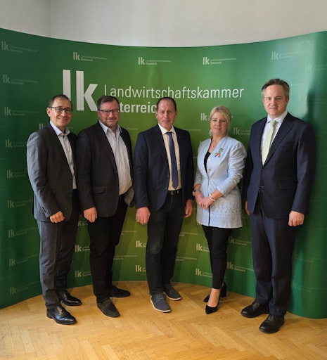 Vorschau Bild von v.l. LKÖ-Generalsekretär Ferdinand Lembacher und LKÖ Präsidium
mit LK Wien-Präsident Norbert Walter, LKÖ-Präsident Josef
Moosbrugger, Bundesbäuerin Irene Neumann-Hartberger, LK
Niederösterreich-Präsident Johannes Schmuckenschlager.