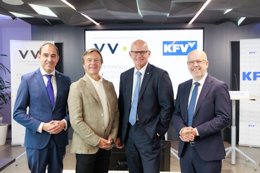 https://www.apa-fotoservice.at/galerie/39961 Freizeitunfälle: Wie
kann man die Unfallgefahr bei zunehmender Hitze senken? im Bild von
links: Christian Schimanofsky ,KFV-Direktor, Wolfgang
Schobersberger, Leiter des Instituts für Sport-Alpinmedizin und
Gesundheitstourismus Tirol Kliniken und UMIT Tirol, Hall, Ralf
Müller, Vizepräsident VVO, Christian Eltner, Generalsekretär des
VVO,