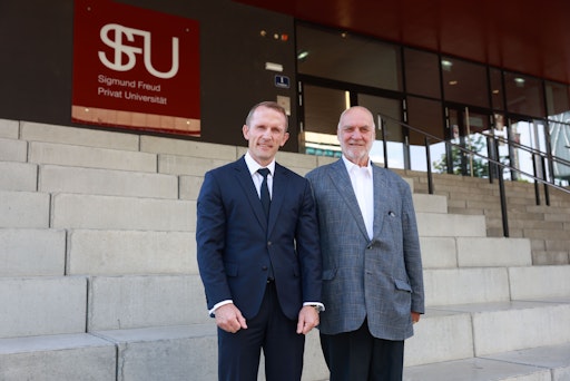 v. l. n. r.: Kevin Lynch, Managing Director von Skilled Education
mit Univ.-Prof. Dr. Alfred Pritz, Gründungsrektor der SFU