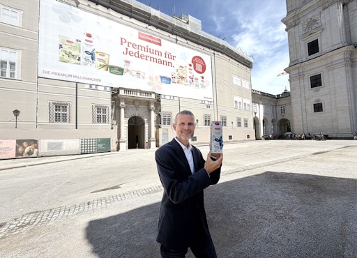 Florian Schwap vor dem SalzburgMilch Megabanner am Domplatz