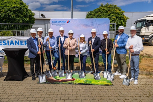 Neue Reinraum- und OP-Wäscheproduktion stärkt Rumäniens Rolle im
europäischen Netzwerk der Gruppe. Mit dem offiziellen Spatenstich in
Oradea startet die SALESIANER Gruppe die Umsetzung eines ihrer
wichtigsten Infrastrukturprojekte in CEE. Am Standort entsteht eine
hochmoderne Produktionsinfrastruktur für Reinraum- und OP-Wäsche,
mit der SALESIANER seine Kompetenzen im Bereich Micro & Clean
gezielt ausbaut und den rumänischen Standort strategisch
weiterentwickelt.