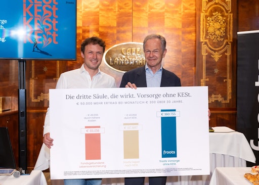 Vorschau Bild von Die private Altersvorsorge hat in Österreich in den vergangenen
Jahren stark an Popularität eingebüßt. Der Staat hat die freiwillige
Zusatzpension steuerlich begünstigt – doch bei den Sparerinnen und
Sparern ist davon bisher wenig angekommen, weil zum Teil horrende
Kosten anfallen. Andreas Treichl und froots CEO David Mayer-Heinisch
(im Bild) wollen das nach Jahrzehnten verpasster Reformen jetzt
ändern.