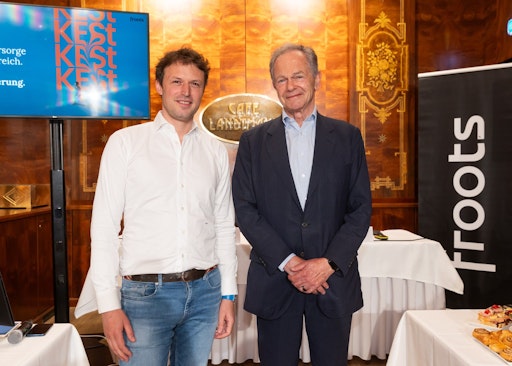 Vorschau Bild von Die private Altersvorsorge hat in Österreich in den vergangenen
Jahren stark an Popularität eingebüßt. Der Staat hat die freiwillige
Zusatzpension steuerlich begünstigt – doch bei den Sparerinnen und
Sparern ist davon bisher wenig angekommen, weil zum Teil horrende
Kosten anfallen. Andreas Treichl und froots CEO David Mayer-Heinisch
(im Bild) wollen das nach Jahrzehnten verpasster Reformen jetzt
ändern.