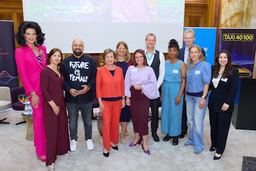 Im Bild vlnr.: Candy Licious, Eveline Hruza (ehem. Journalistin,
Generalsekretärin Taxi 40100), Ali Mahlodji (Business Humanist und
UNICEF Österreich Ehrenbeauftrager), Doris Schmidauer (First
Volunteer), Gerda Binder (UNICEF Senior Advisor for Gender Equality
& Digital Technology), Carina Zehetmaier (Präsidentin von Women in
AI), Christoph Jünger (Geschäftsführer von UNICEF Österreich),
Martina Romero (Sozialwissenschafterin), Dr. Christoph Mager
(Managing Partner Austria DLA PIPER), Elisabeth Dal Bianco (IKEA
Austria), Nicole Daniel (Partner bei DLA PIPER)