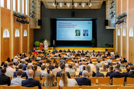 Vorschau Bild von Roman Oberndorfer, Fachverbandsobmann Immobilien und
Vermögenstreuhänder der Wirtschaftskammer Österreich und Mario
Zoidl, Fachgruppenobmann Immobilien und Vermögenstreuhänder der WKO
Oberösterreich. Eröffnungsrede am 02. Juni im Kongress- und
Theaterhaus.