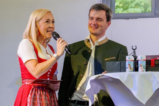 Vorschau Bild von Moderatorin Sabine Kronberger und Valentin Habsburg-Lothringen
Urenkel von Kaiser Franz Josef und Kaiserin Sisi. Kaiserabend in den
Kaiserlichen Stallungen am 02. Juni.