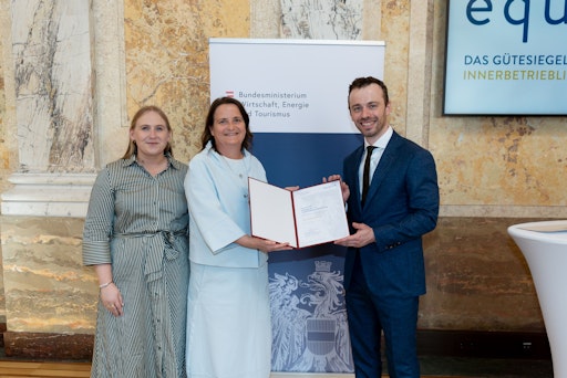Johanna Engl, Helga Aigner (beide Bayer Austria) und Dr. Serverin
Gruber, LL.M. (Generalsekretär BMWET).