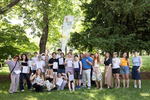 Vorschau Bild von Für ihr Engagement wurden die jungen Entwickler*innen im Rahmen
der Eröffnungstour im Josef-Strauß-Park ausgezeichnet.