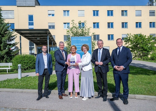 v.l.n.r.: ZBR-Vorsitzender Gottfried Feiertag, Landesrat Anton
Kasser, Landeshauptfrau Johanna Mikl-Leitner, Landesrätin Christiane
Teschl-Hofmeister, Vorstand NÖ LGA Gerhard Dafert, Abteilungsleiter
Personal und Organisation Rupert Schreiner