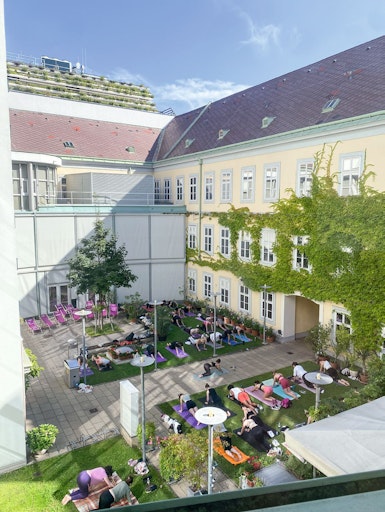 Vorschau Bild von Innenhof des Möbelmuseums Wien mit Teilnehmerinnen und
Teilnehmern des Programms "Kultur in Bewegung"