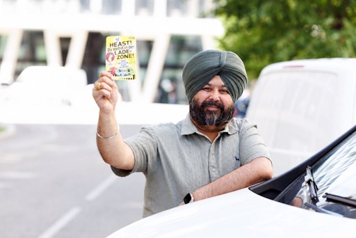 Gurdial Singh Bajwa, Obmann der Wiener Kleintransporteure, zieht
die Gelbe Karte für blockierte Ladezonen.