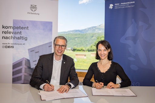 Rektorin Weißenbacher und Rektor Engel bei der
Vertragsunterzeichnung