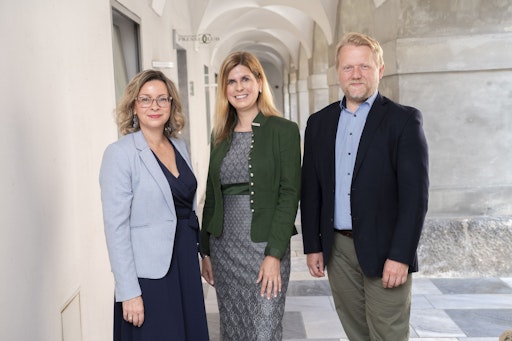 Vorschau Bild von [v.l.n.r.] Alexandra Reischl (Geschäftsführerin der Steirischen
Presseclubs), Martina König (interimistische Leiterin des Instituts
für Journalismus und Digitale Medien sowie Vizerektorin der FH
JOANNEUM), Nikolaus Koller (Geschäftsführer der Österreichischen
Medienakademie)