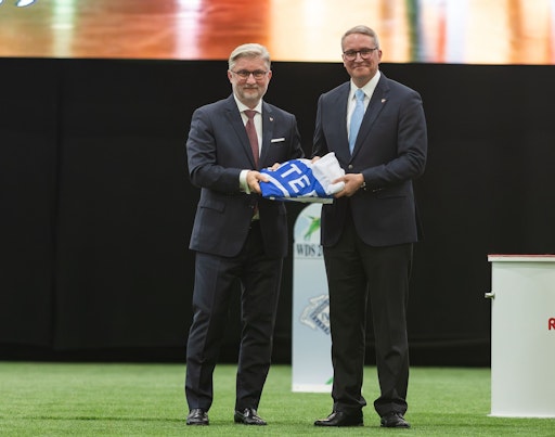 Vorschau Bild von ÖKV-Präsident Philipp Ita (rechts) und WDS2027-Projektleiter
Peter F. Berchtold (links) bei der Fahnenübergabe.