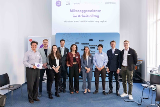 Vorschau Bild von Am 20. Mai 2026 brachte ein Pride Biz Circle bei Wolf Theiss in
Wien Expert:innen und Teilnehmende zusammen, um über
Mikroaggressionen im Arbeitsalltag und die Frage zu diskutieren, wo
Recht endet und Verantwortung beginnt.