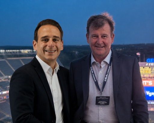 Vorschau Bild von Christian Heidegger, verantwortlich für den weltweiten
Stadien-Markt und Ren Steyn, General Manager der Stadien in USA.