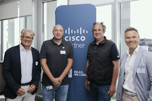 Vorschau Bild von Hans Greiner (Managing Director Cisco Österreich), Stefan Angerer
(Team Lead DI Networking Wien), Harry Neumayer (Chief Operating
Officer) und Michael Frischauf (Standortleiter NTS Wien) bei der
Access Point Gallery im NTS Office Wien.