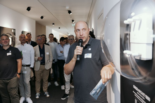 Vorschau Bild von Stefan Angerer führte die Gäste durch die Ausstellung und
erklärte die Entwicklung der ausgestellten Cisco Access Points.