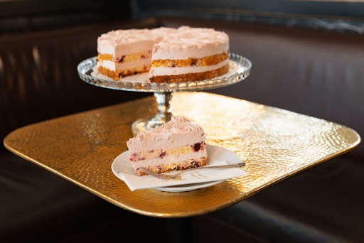 Vorschau Bild von Die eigens kreierte Himbeer-Rose-Torte zum 165-jährigen Jubiläum.