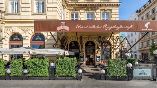Vorschau Bild von Das Café Schwarzenberg ist ein fester Bestandteil der Wiener
Kaffeehauskultur.
