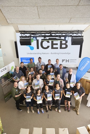 Vorschau Bild von Forschende und Projektverantwortliche des ICEB gemeinsam mit
Vertreter*innen der FH Kärnten und der Kärntner Sparkasse bzw. der
Privatstiftung der Kärntner Sparkasse bei der Pressekonferenz zum
ersten Jahresbericht.