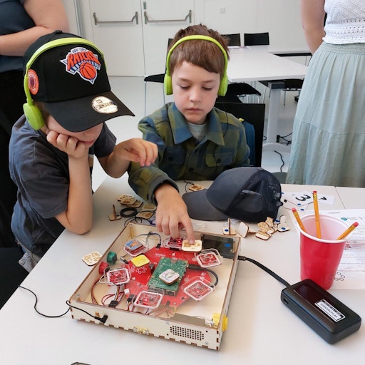 Vorschau Bild von Mit der HOORCH-Box kann über die Lautsprecher oder über Kopfhörer
gespielt werden