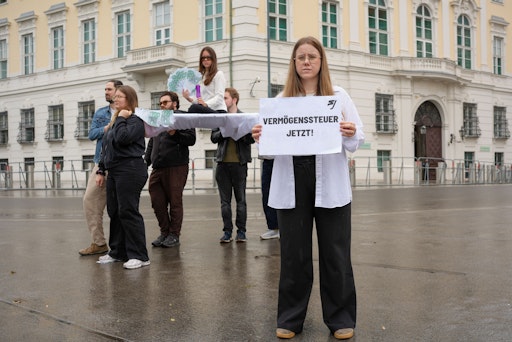  „Während die Reichen auf Händen getragen werden, müssen die
arbeitenden Menschen die Last der Sparpolitik schultern. Dieses
Budget zeigt einmal mehr, wie dringend Österreich Vermögenssteuern
braucht!“, so Larissa Zivkovic, Vorsitzende der Sozialistischen
Jugend Österreich.