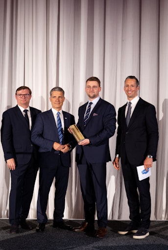 Vorschau Bild von Leon Schwarz, Steuerberater, Grant Thornton Austria, erhält den
Award "Rookie of the Year"