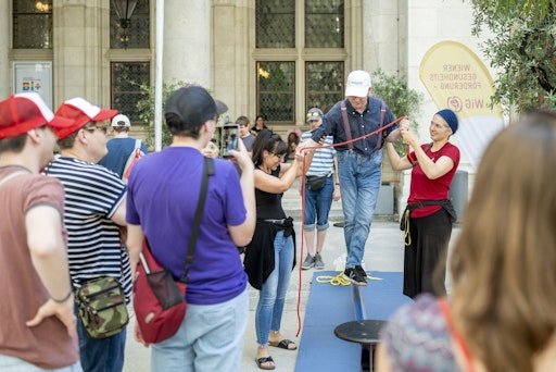 Vorschau Bild von Von Balancieren, Jonglieren über Boccia bis hin zum Basteln von
Steckenpferden: Die kostenlosen Mitmach-Angebote beim Jede*r für
Jede*n – Fest der Begegnung bereiteten vielen Besucher*innen vor Ort
Freude.