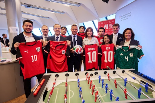 Am Bild: Wirtschaftsminister Hattmannsdorfer das Gewinnerteam des
Mobility & AI Hackathons von ABA und WKÖ Angelika Sery-Froschauer,
Vizepräsidentin der Wirtschaftskammer Österreich René Tritscher,
Geschäftsführer Austrian Business Agency, José Antonio Zabalgoitia
Trejo, der mexikanische Botschafter in Österreich