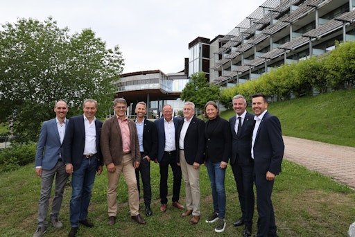 Vlnr: Roland Presetschnik (MD Development FMTG), Otmar Michaeler
(CEO FMTG), Alexander Lechner (AR Merkur Versicherung AG), Philip
Borckenstein-Quirini (GF Thermenresort Loipersdorf), Robert Hammer
(Bgm. Unterlamm), Herbert Spirk (Bgm. Bad Loipersdorf), Günther
Lederhaas (GF Granit), Andreas Gaugg (Vorstand Merkur Versicherung
AG), Markus Zahrnhofer (Vorstand Merkur Versicherung AG