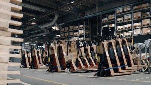 Vorschau Bild von Als erster Hersteller der Flurförderzeugbranche setzt Toyota
Material Handling den dekarbonisierten Stahl in der Serienproduktion
ein. Die Maßnahme ist ein weiterer wichtiger Schritt auf dem Weg zum
Ziel, bis zum Geschäftsjahr 2041 Netto-Null-Emissionen entlang der
gesamten Wertschöpfungskette zu erreichen.
