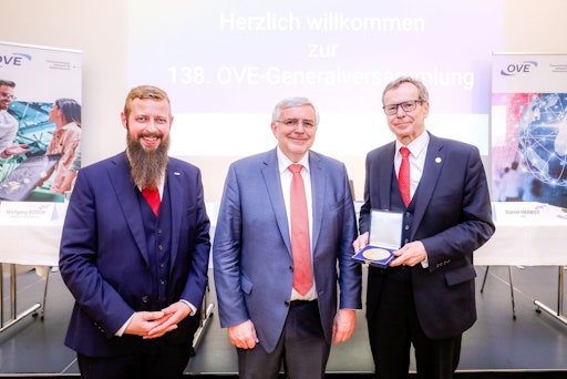Vorschau Bild von von links: OVE-Generalsekretär Daniel Herbst, OVE-Präsident
Gerhard Fida, ehem. Generalsekretär Peter Reichel mit der Goldenen
Stefan-Ehrenmedaille