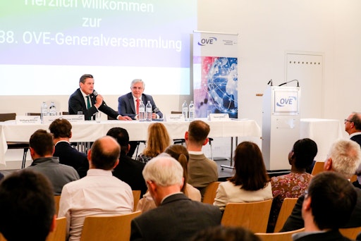 Vorschau Bild von Bundesminister Peter Hanke mit OVE-Präsident Gerhard Fida am
Podium der OVE-Generalversammlung