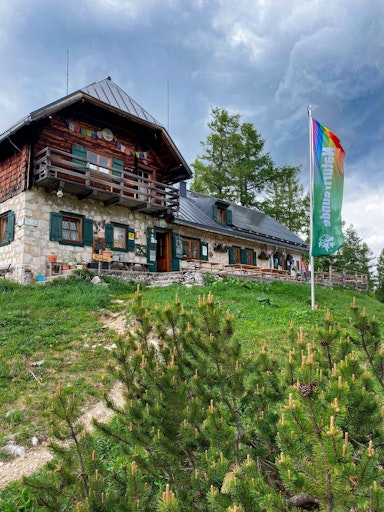 Die Regenbogenfahne am Hochkogelhaus in Ebensee