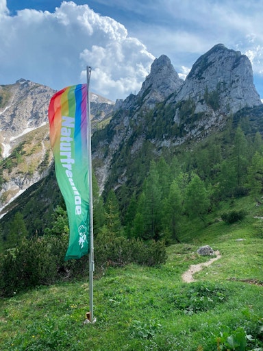 Vorschau Bild von Regenbogenfahne am Hochkogelhaus in Ebensee