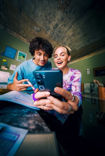 Mit der Handyfreiheit-Jugendaktion werden Top-Smartphones wie das
Galaxy S26 Ultra oder iPhone 17 für alle bis 27 noch
erschwinglicher. Neben 0 Euro Anzahlung sparen Jugendliche
zusätzlich 8 Euro monatlich – bis zur Erreichung des 27.
Lebensjahres. Gleichzeitig profitieren Handyfreiheit-Kund:innen vom
Gesamtpaket aus Handy und Tarif, dessen Monatskosten im Laufe der
Nutzungszeit automatisch günstiger werden – ganz ohne zusätzliche
Schritte.Mehr auf www.drei.at/jugend