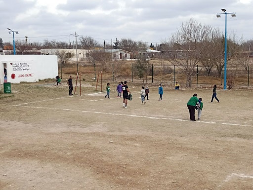 In Ciudad Acuña finden junge Menschen im von Jugend Eine Welt
geförderten Sozialzentrum einen sicheren Ort, an dem sie spielen,
trainieren, lernen und Gemeinschaft erleben können. Fußball ist
dabei mehr als Sport. Er gibt ihnen Kraft und eine Perspektive. Er
ist das Tor zu einem besseren Leben.