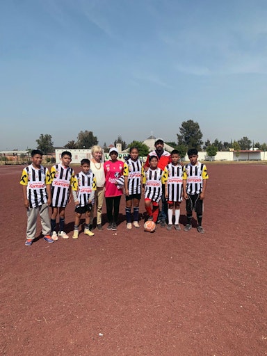 Vorschau Bild von In Chimalhuacan, einer Vorstadt von Mexiko City, befindet sich
das von Jugend Eine Welt geförderte Fußballprojekt der
Oberösterreicherin Leopoldine Ganser. Auch österreichische
Fußballvereine, wie der aktuelle Double-Sieger LASK Linz,
unterstützen die Kinder und Jugendlichen mit Fußballdressen.