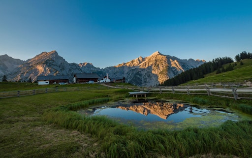  Die neue Wanderung führt von einem zentralen Ausgangspunkt auf
sechs Almen im Karwendel und den Tuxer Alpen.