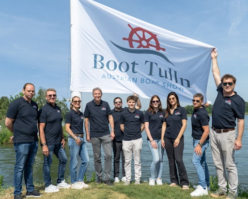Boot Tulln 2027: Roll Out der neuen Werbelinie durch das
Messeteam am Yachthafen der Messe Tulln
