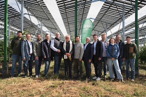(v.l.n.r.) Mathias Schödl (Weingut Schödl), Klemens Neubauer (RWA
AG), Sebastian Geer (RWA AG), Oliver Eisenhöld (RWA AG), Reinhard
Zöchmann (Weinbauverband NÖ), Pfarrvikar Leszek Bednarczyk, VD
Christoph Metzker (RWA AG), Elmar Schöberl (Bürgermeister
Zistersdorf), Abgeordneter zum NÖ Landtag René Lobner, Hannes
Schweighofer (Weingut Schweighofer), Viktoria Schödl (Weingut
Schödl), Herbert Schödl (Weingut Schödl), Leonhard Schödl (Weingut
Schödl)
