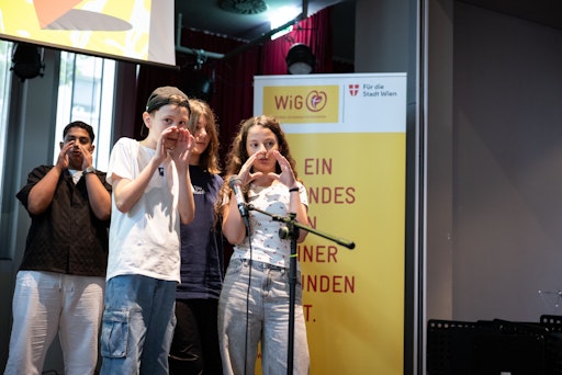 Die Jugendlichen präsentierten bei der Jugendgesundheitskonferenz
in Simmering den selbst geschriebenen Song „Worte machen frei“.