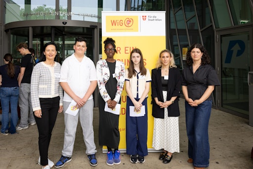 Vorschau Bild von v.l.n.r.: Ramona Miletic (Bezirksvorsteher-Stellvertreterin
Simmering), Gabriel, Victory und Saira (die jugendlichen
Co-Moderator*innen), Julia Tinnacher, BSc MSc (stellvertretende
WiG-Abteilungsleiterin „Gesunde Stadt – Gesunde Regionen“) und Mira
Liepold, MA MA (WiG-Gesundheitsreferentin und Programmleiterin
„Gesundes Simmering“) vor Ort bei der Jugendgesundheitskonferenz in
Simmering.