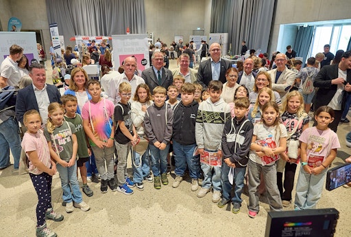 Großer Andrang bei der AK Kids-Messe in Wr. Neustadt! v.l.n.r.
Mag. Karl Heigel (designierter AK Niederösterreich-Direktor), WK
NÖ-Vizepräsidentin Monika Eisenhuber, AK Niederösterreich-Präsident
Markus Wieser, LAbg. Stadtrat Franz Dinhobl, AK
Niederösterreich-Vizepräsident Horst Pammer, AMS
Geschäftsstellenleiter Harald Nagl, Bürgermeisterin Ingrid
Klauninger, die BFI NÖ Geschäftsführer Mag. Michael Jonach und
Norbert Staudinger mit den begeisterten Kinder der Volksschule
Weissenbach/Furth.