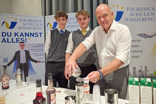 Vorschau Bild von Alkoholfreie Cocktails! AK Niederösterreich-Präsident Markus
Wieser besuchte den Messestand der Tourismusschulen Semmering und
informierte sich bei den Schülern Constantin und Vitus.
