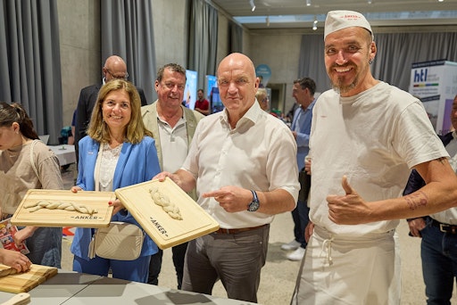 Vorschau Bild von Backkunst! WK NÖ-Vizepräsidentin Monika Eisenhuber, AK
Niederösterreich-Präsident Markus Wieser, AK
Niederösterreich-Vizepräsident Horst Pammer mit Bäcker Renè Schraffl
beim ANKER-Messestand